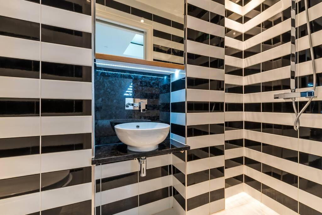 Sherlocks London Ngoại thất bức ảnh